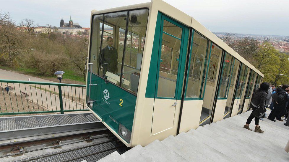 Lanovka na Petřín bude na tři týdny mimo provoz.