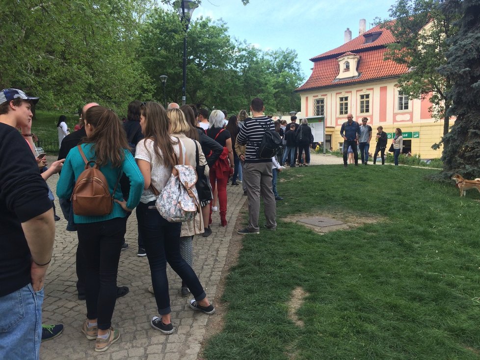 Lanovka nestíhala. Čekání ve frontě bylo i na hodinu.