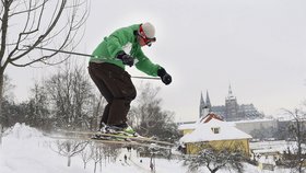 „Vím, že by mohla mít policie řeči, já jim ale když tak ujedu,“ plánuje Vítek (27), který se proháněl po svazích Petřína