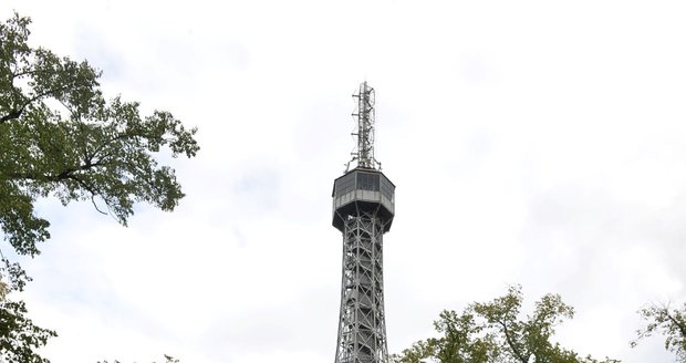 Okolí Petřínské rozhledny se dočkalo úprav.