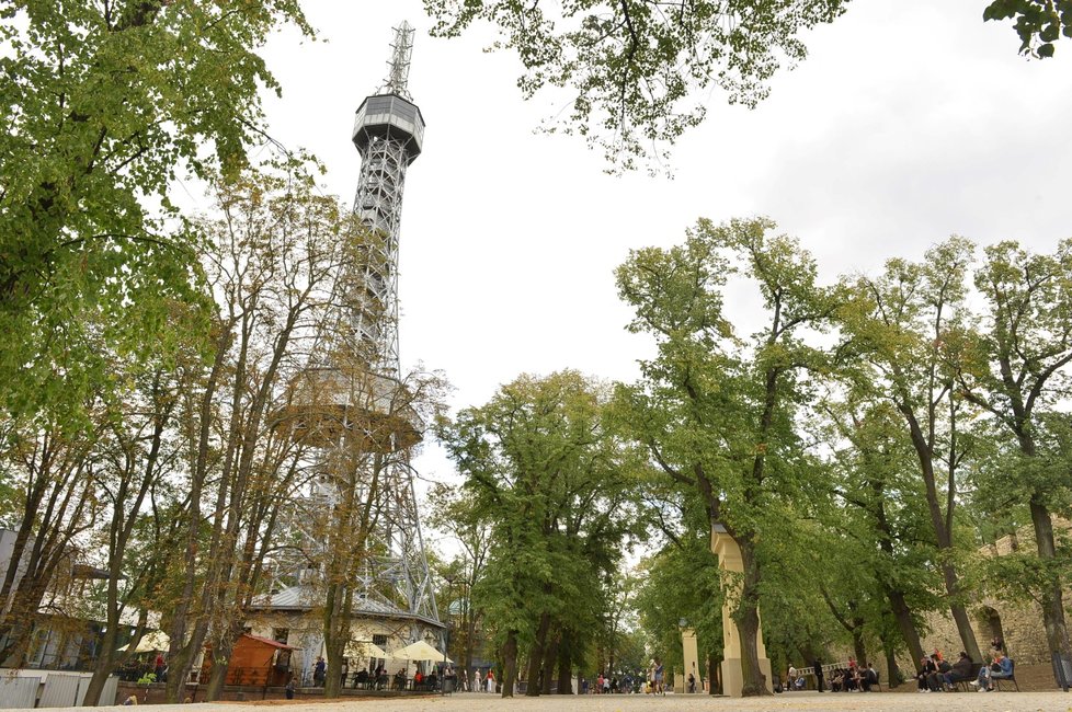 Okolí Petřínské rozhledny se dočkalo úprav.