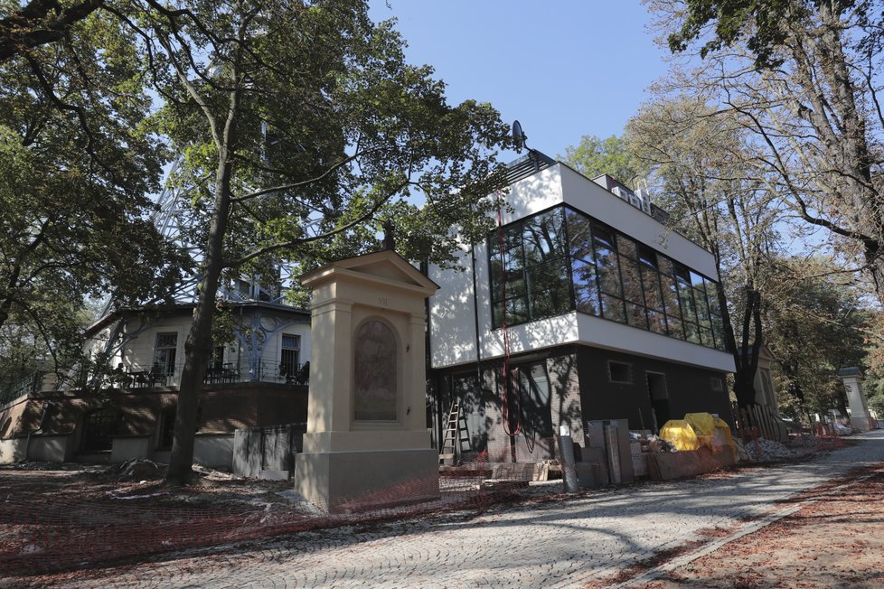 Vrcholí i přestavba bývalé rozvodna Českých radiokomunikací nyní v majetku soukromého vlastníka na kavárnu.