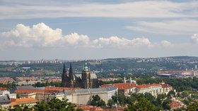 Pohled z Petřínské rozhledny stojí za to. Jen tak nezevšední, a vědí to nejen zahraniční turisti, ale i mnozí Pražané, kteří se sem s oblibou vracejí. 