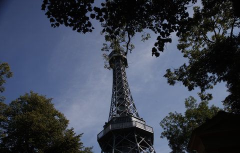 Vycházky i historické jízdy: Prague City Tourism slaví 65 let, vstup na věže bude za 65 korun