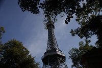 Vycházky i historické jízdy: Prague City Tourism slaví 65 let, vstup na věže bude za 65 korun
