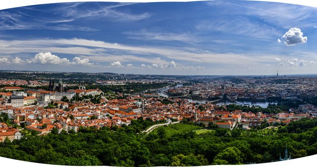 Z málokterého místa se Praha rozevře jako na dlani tak, jako při pohledu z Petřínské rozhledny.