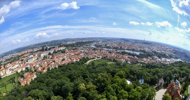 Už v 19. století naši předci dobře věděli, odkud se na Prahu nejlépe kouká. Pojem Praha stověžatá, získává při pohledu z Petřínské rozhledny ty nejzřetelnější obrysy.