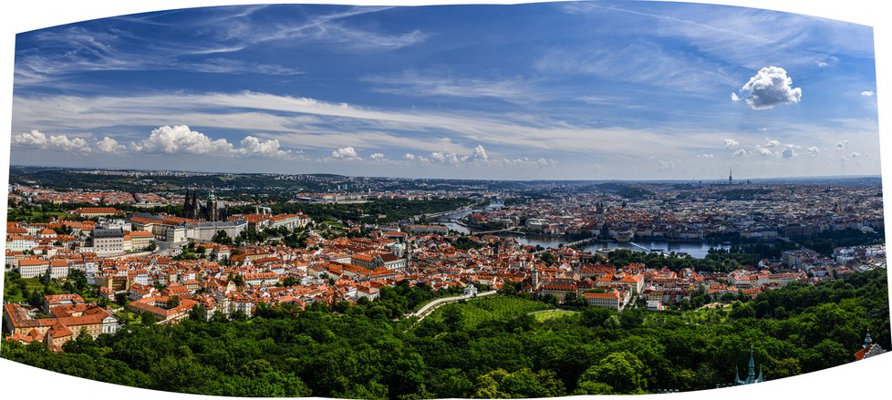 Z málokterého místa se Praha rozevře jako na dlani tak, jako při pohledu z Petřínské rozhledny. 