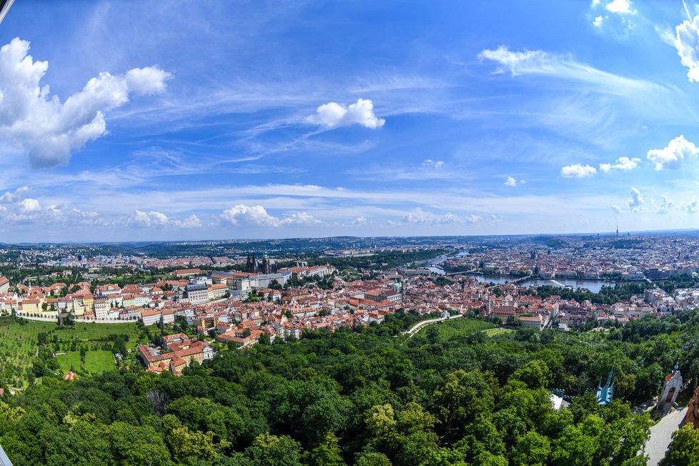 Takovýto výhled na Prahu skýtá Petřínská rozhledna. 