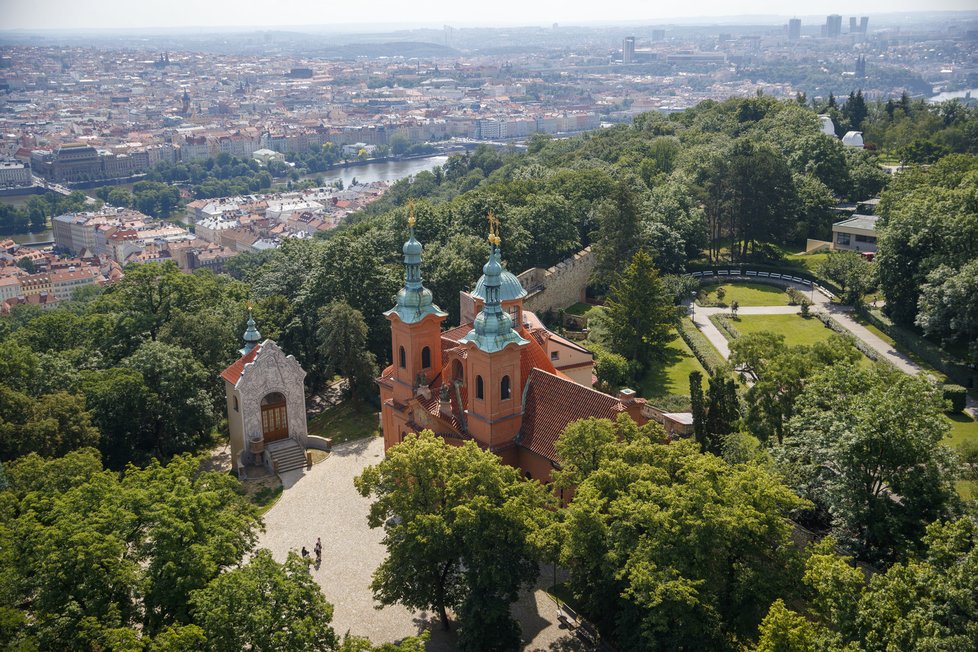 Takovýto výhled na Prahu skýtá Petřínská rozhledna. 