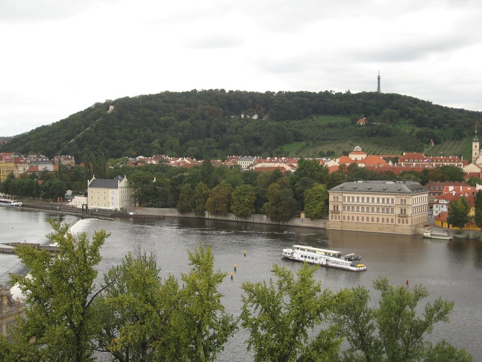 Pohled na Petřínskou rozhlednu