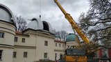VIDEO: Štefánikova hvězdárna přišla o svůj skvost: Stoletý dalekohled opraví odborníci tam, kde původně vznikal