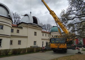 Demontář a převoz Zeissova astrografu ze Štefánikovy hvězdárny na kompletní renovaci. (6. duben 2022.)