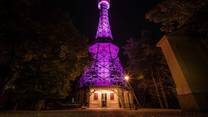 V Čechách se na podporu kampaně 1. října 2026 v 19.00 znovu růžově rozsvítí Petřínská rozhledna. V Čechách se na podporu kampaně 1. října 2026 v 19.00 znovu růžově rozsvítí Petřínská rozhledna.