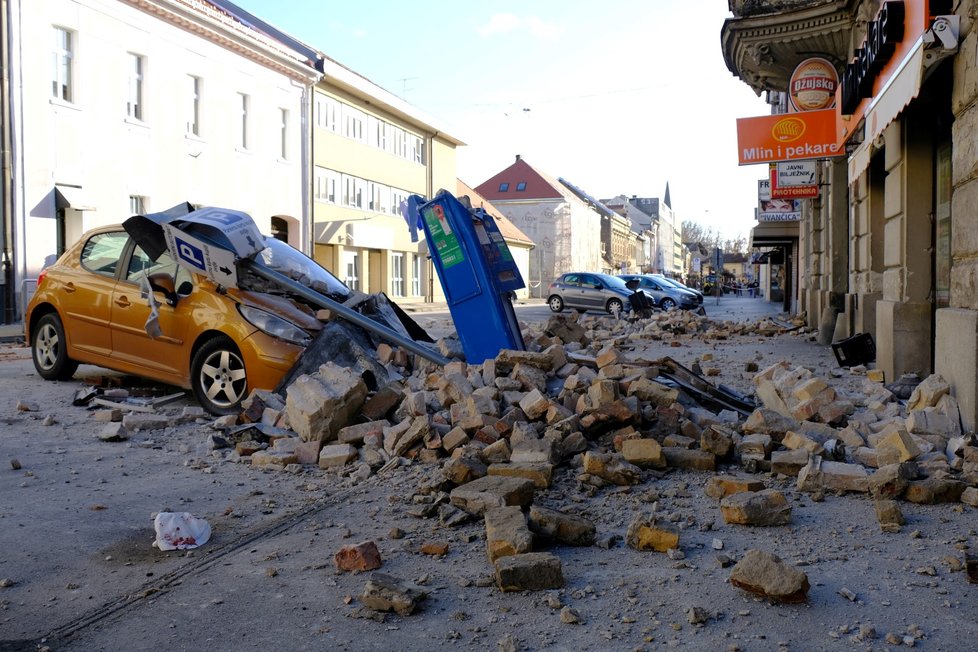 Zničené auto v Sisaku.