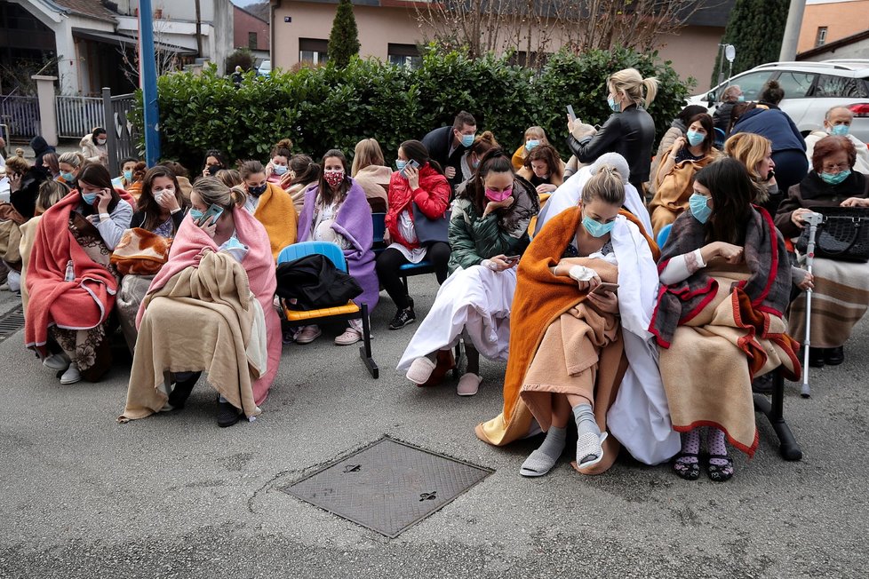 Pacienti a personál záhřebské Nemocnice sv. Ducha čekali po evakuaci na přístřeší.