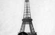 Adolf Hitler v Paříži před Eiffelovkou. Proč mu ta pražská věž tak vadila?