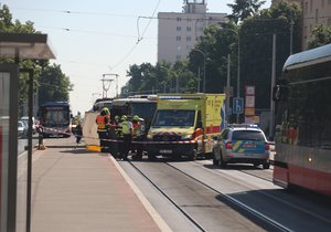 Na Petřinách došlo k vážné nehodě. Autobus srazil chodkyni. Žena je ve vážném stavu. (17. červen 2021)