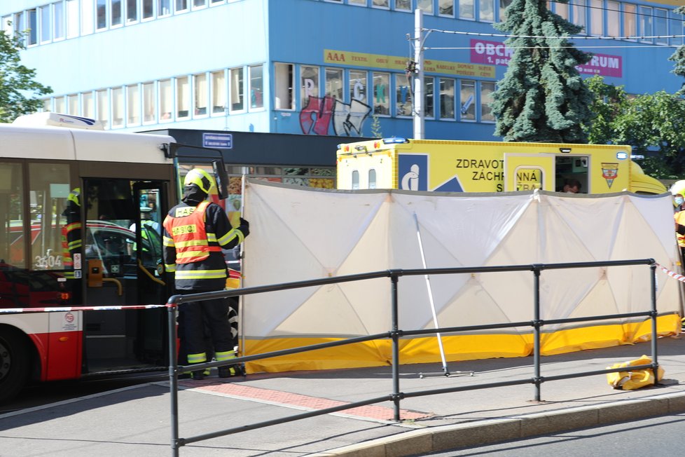 Na Petřinách došlo k vážné nehodě. Autobus srazil chodkyni. Žena je ve vážném stavu. (17. červen 2021)