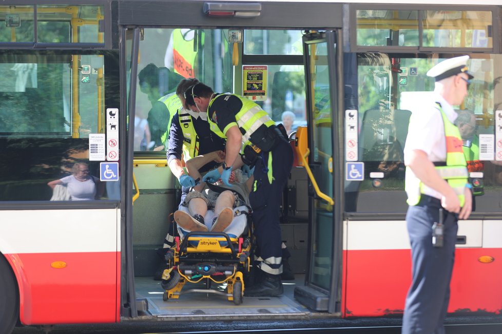 Na Petřinách došlo k vážné nehodě. Autobus srazil chodkyni. Žena je ve vážném stavu. (17. červen 2021)