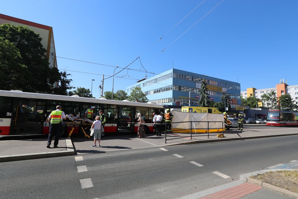 Na Petřinách došlo k vážné nehodě. Autobus srazil chodkyni. Žena je ve vážném stavu. (17. červen 2021)