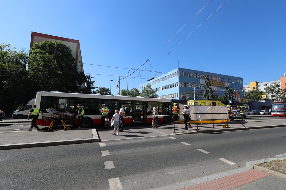 Na Petřinách došlo k vážné nehodě. Autobus srazil chodkyni. Žena je ve vážném stavu. (17. červen 2021)