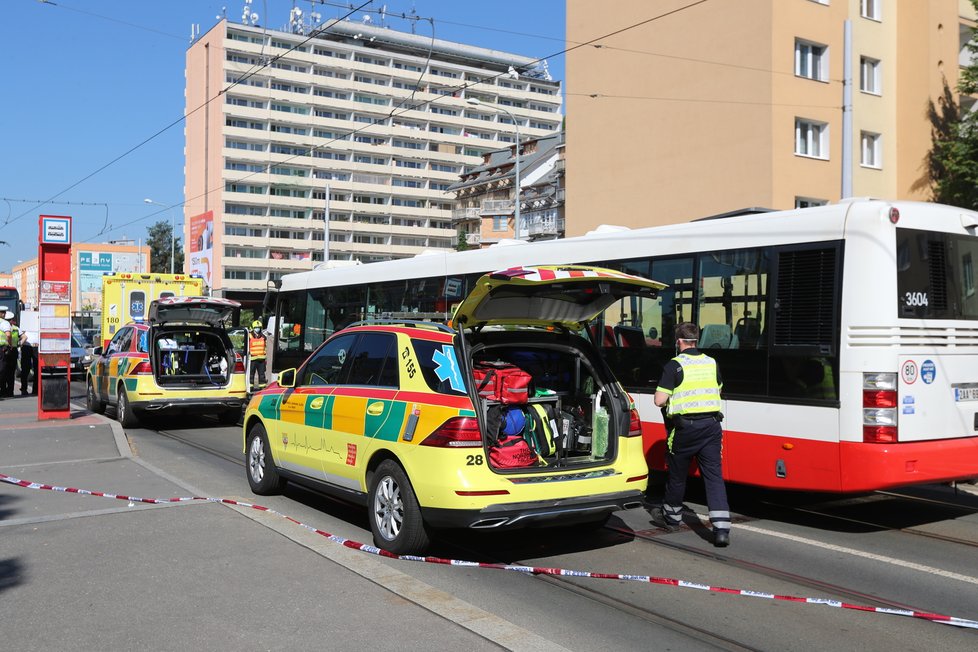 Na Petřinách došlo k vážné nehodě. Autobus srazil chodkyni. Žena je ve vážném stavu. (17. červen 2021)