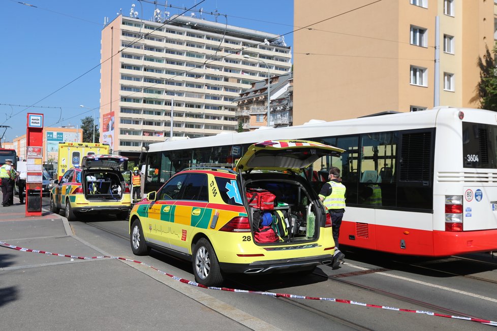 Na Petřinách došlo k vážné nehodě. Autobus srazil chodkyni. Žena je ve vážném stavu. (17. červen 2021)