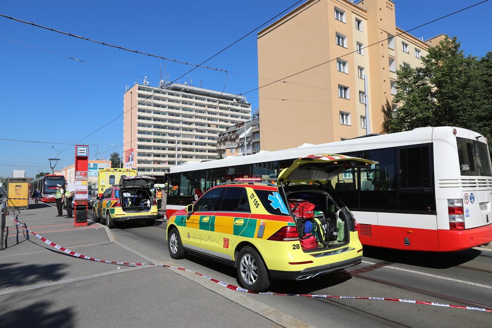 Na Petřinách došlo k vážné nehodě. Autobus srazil chodkyni. Žena je ve vážném stavu. (17. červen 2021)