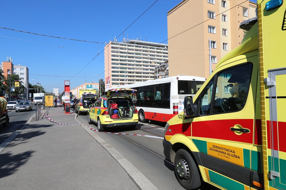 Na Petřinách došlo k vážné nehodě. Autobus srazil chodkyni. Žena je ve vážném stavu. (17. červen 2021)