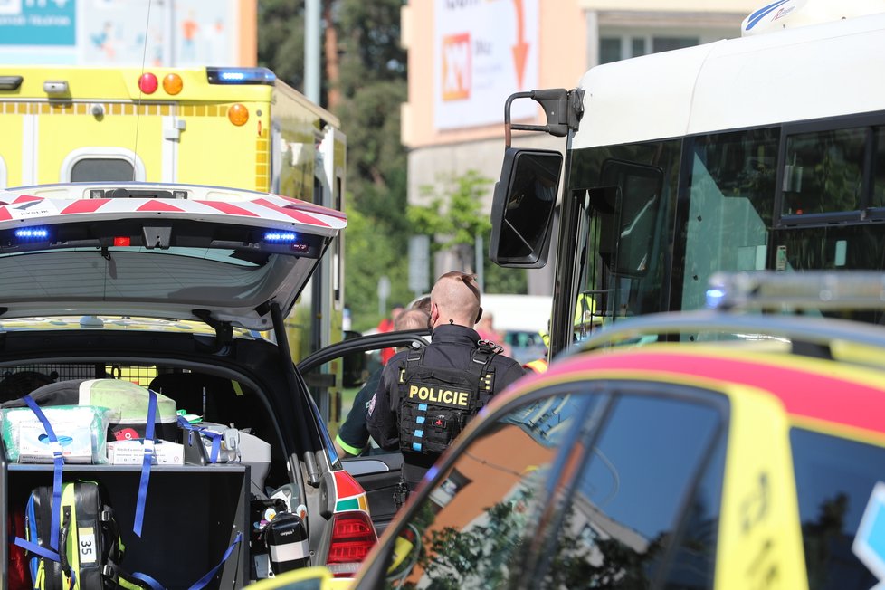 Na Petřinách došlo k vážné nehodě. Autobus srazil chodkyni. Žena je ve vážném stavu. (17. červen 2021)