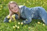Marina (24) obdivuje krásu vzácných petrklíčů u Černošína na Tachovsku.