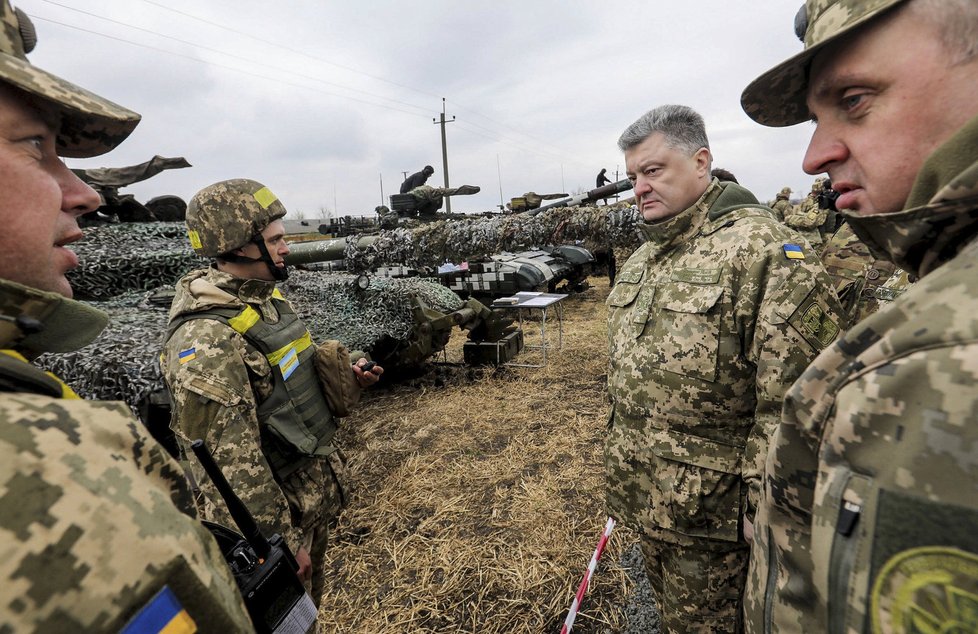 Prezident Ukrajiny Petro Porošenko mezi vojáky v Luhanské oblasti
