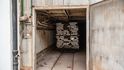 Továrna má vlastní sušárny, kde se dřevo zvenku ještě několik dní dosušuje, aby už materiál v nástroji nepracoval.