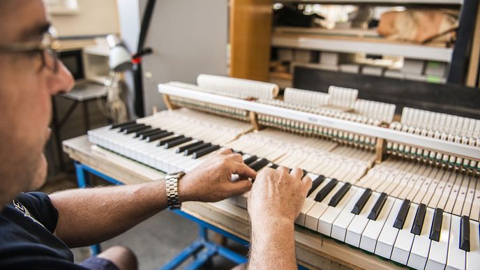 Výroba pianin a klavírů ve společnosti Petrof