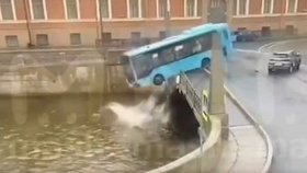 V centru Petrohradu spadl autobus do řeky (10.5.2025)