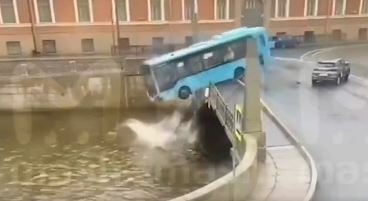 Autobus v Petrohradu se po šíleném manévru zřítil z mostu do řeky. Nejméně 4 lidé zemřeli