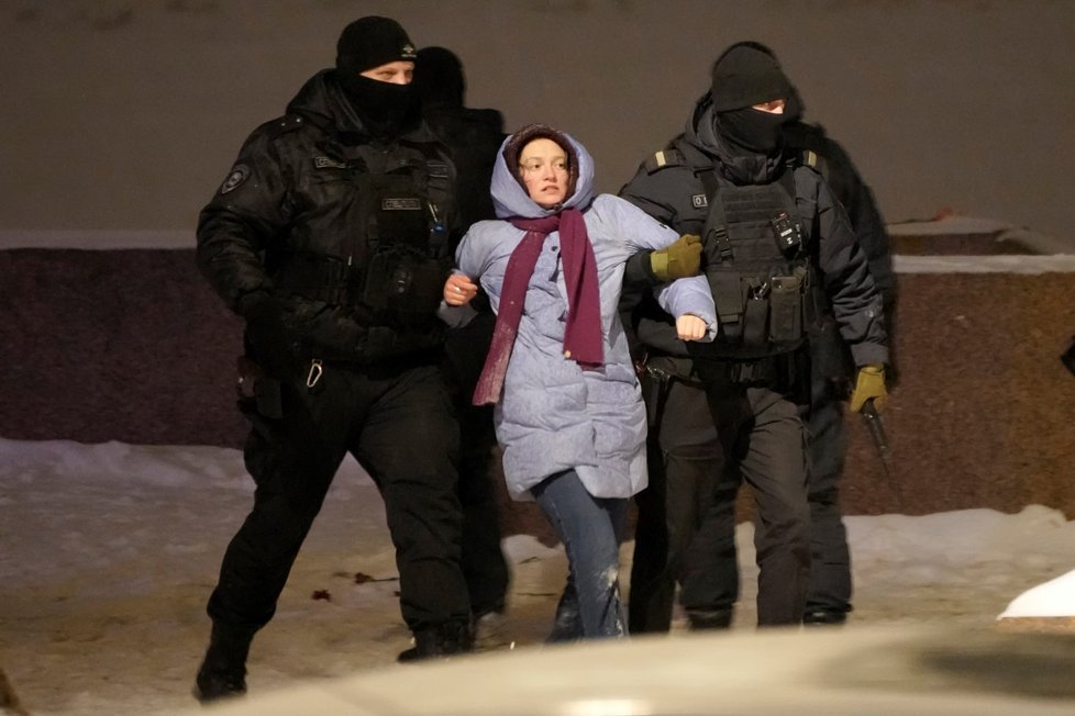 Petrohrad: Policie zatýkala lidé truchlící za Navalného (16. 2. 2024).