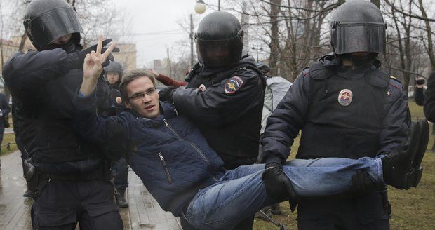 „Máme tě dost.“ Proti Putinovi protestovaly stovky lidí, přes 40 jich bylo zatčeno
