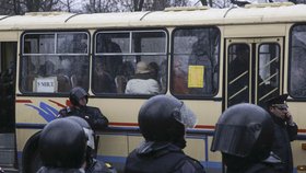 Policisté zatýkají účastníky demonstrace v Petrohradu.