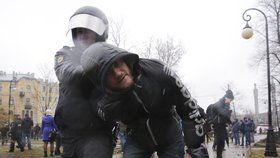 Policisté zatýkají účastníky demonstrace v Petrohradu.
