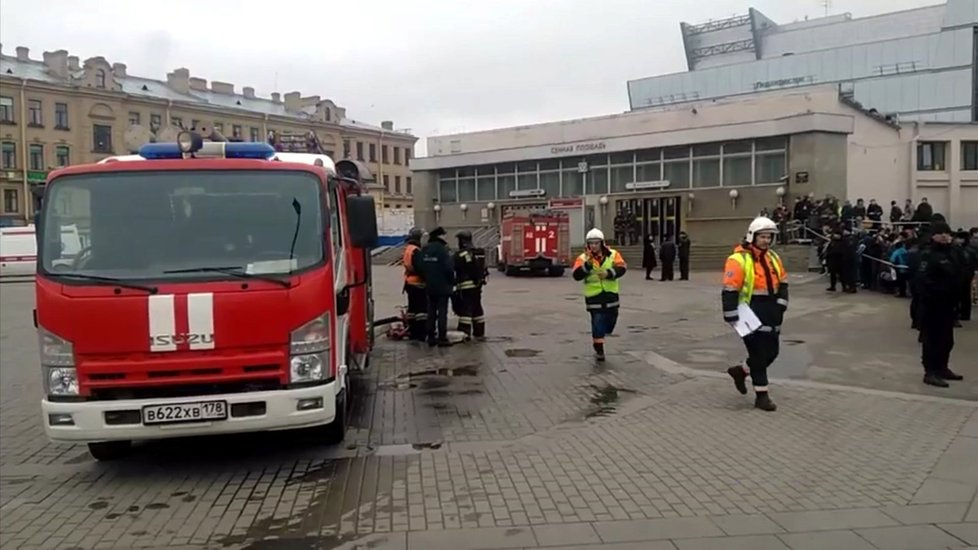 Hasiči zasahující u jedné ze stanic metra v Petrohradu, kde došlo ke dvěma výbuchům