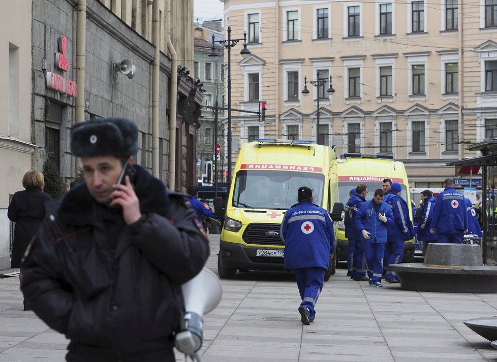 Policejní manévry po výbuch v metru v Petrohradě