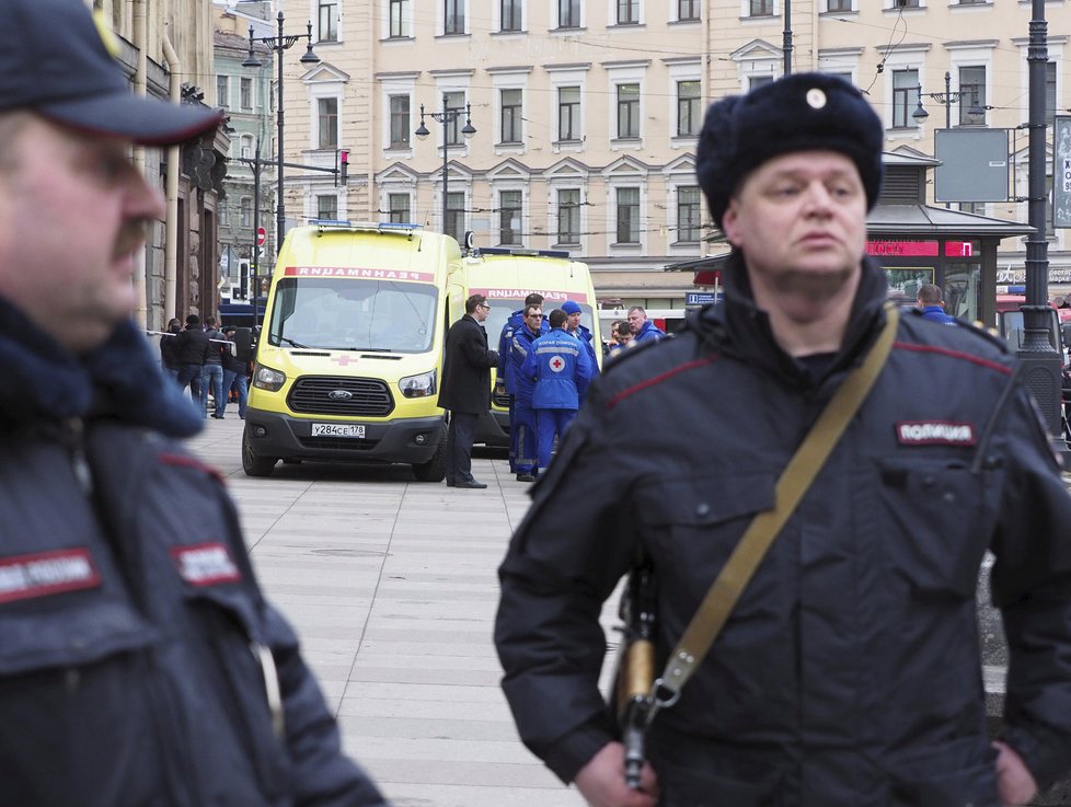 Policejní manévry po výbuchu v metru v Petrohradě