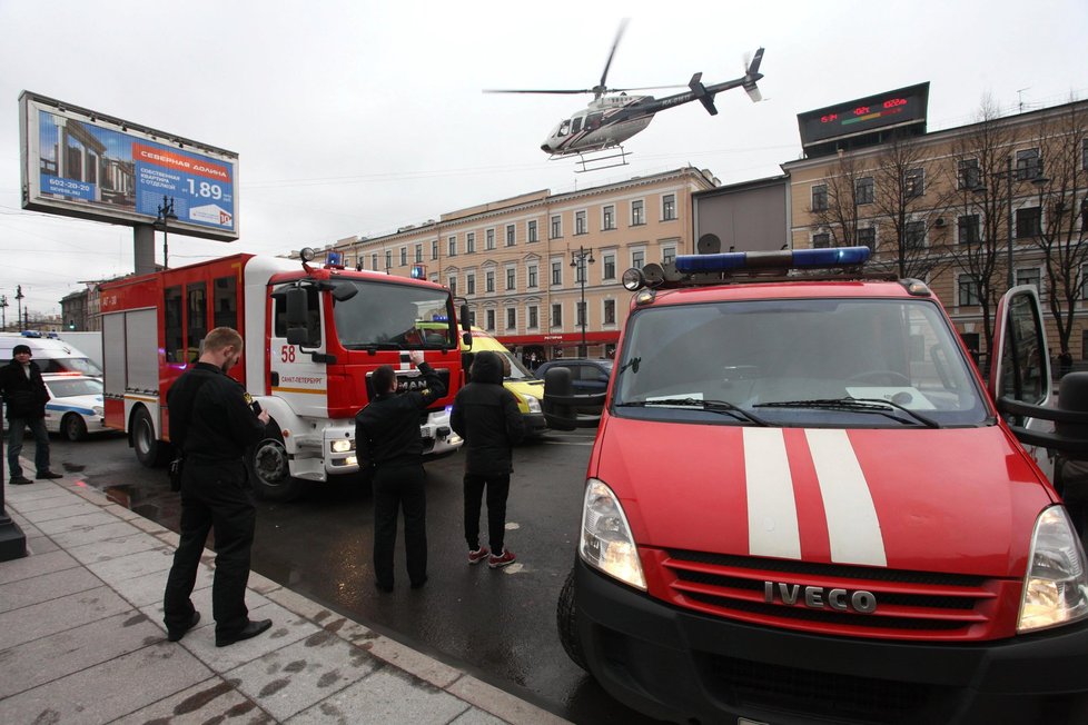 Práce záchranářů na místě neštěstí v Petrohradě