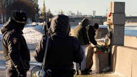 Uctění památky Navalného v Petrohradě: Pracovníci likvidují květiny (18.2.2024).