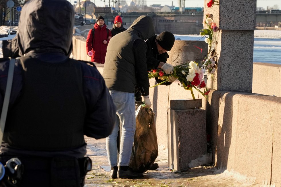 Uctění památky Navalného v Petrohradě: Pracovníci likvidují květiny (18.2.2024).