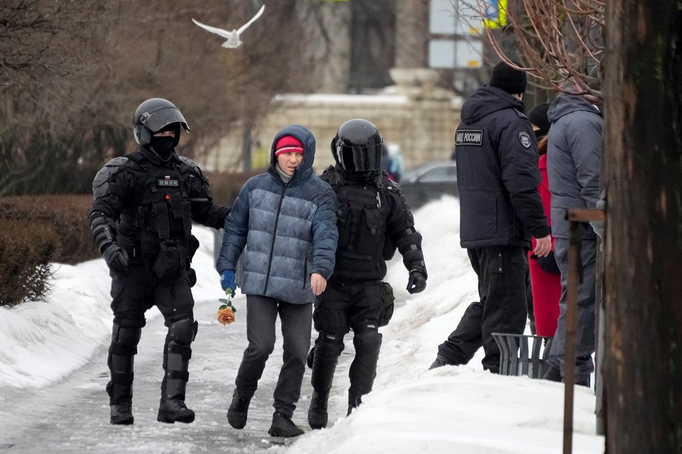 Uctění památky Navalného v Petrohradě: Zatýkání policií