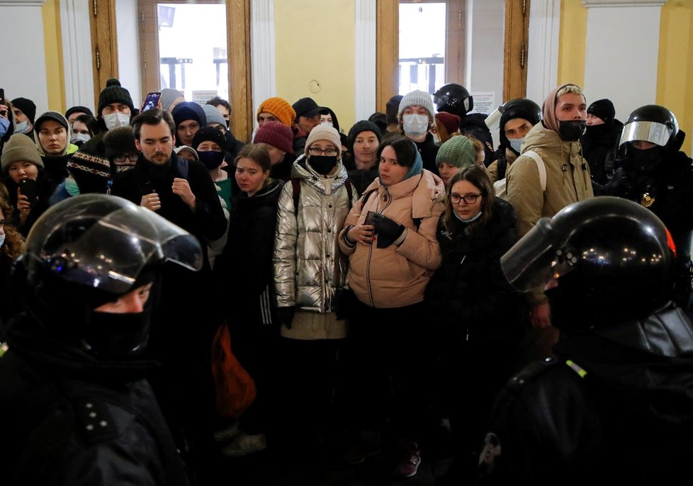 Protesty proti válce v Petrohradě.