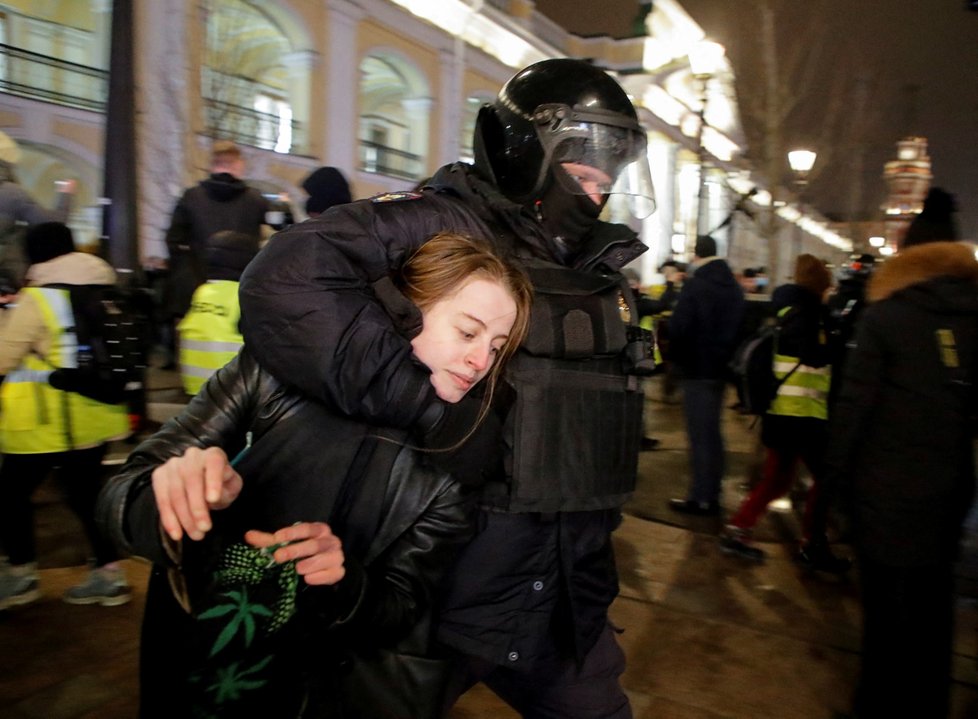 Protesty proti válce v Petrohradě.